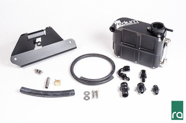 coolant-tank-kit-ford-mustang-2011-14-radium-engineering_4 Комплект бака охлаждающей жидкости Ford Mustang 2011-14 Radium Engineering — изображение 1