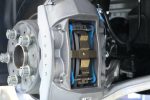 UNPLUGGED PERFORMANCE UP-M3MY-318-7.1 Комплект передних тормозных колодок для соревнований, только нефункциональный суппорт для TESLA Model 3/Model Y — изображение 2